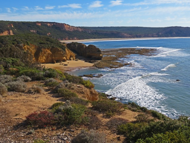 Blick über die felsige Küste an der Great Ocean Road