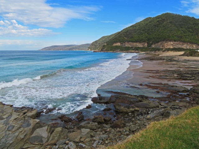 Strand mit Felsen und blauem Meer an der Great Ocean Road