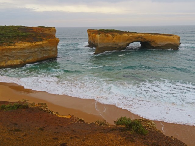 Rötliche Felsen im Ozean an der Great Ocean Road