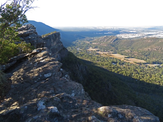 Blick vom Aussichtspunkt über den Grampians Nationalpark mit Felsen und grüner Landschaft