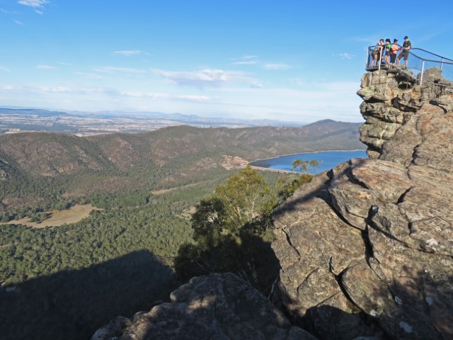 Aussichtsplattform im Grampians Nationalpark mit Blick über einen blauen See und grüne Berge