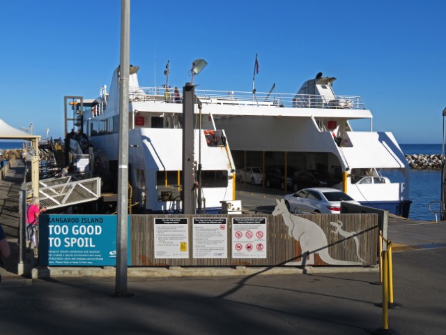 Fähre nach Kangaroo Island mit Schild von Känguru am Steg