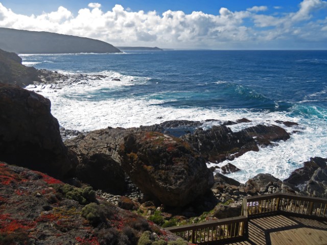 Blick über dunkle Klippen und das tosende Meer am Cape du Couedic Leuchtturm auf Kangaroo Island