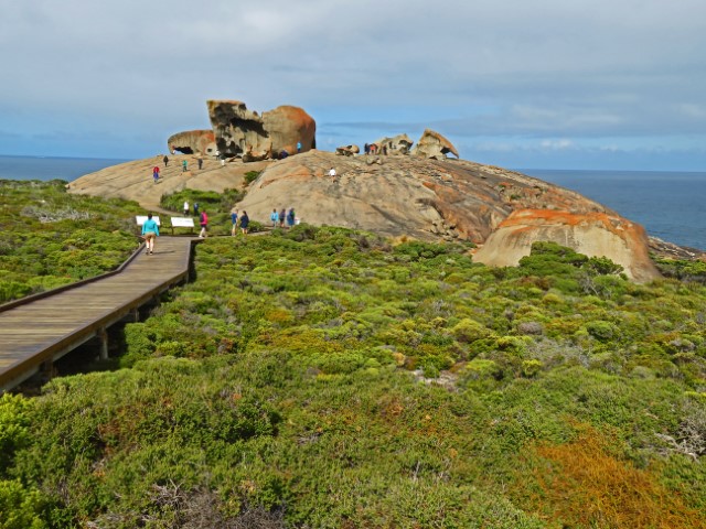 Blick auf die Remarkable Rocks auf Kangaroo Island, riesige teils rote Felsen in grüner Landschaft