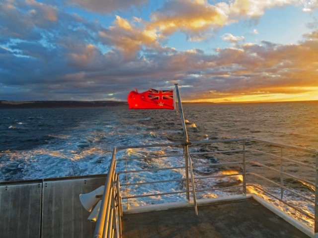 Auf der Fähre mit australischer Flagge und Sonnenuntergang