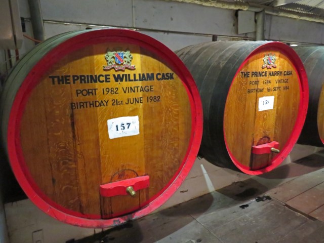 Dunkelbraune Weinfässer mit den Namen von Prinz William und Harry darauf bei Seppeltsfield Wines