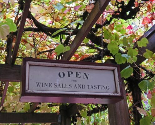 Schild mit "Open Wine Sales and Tasting" in South Australie