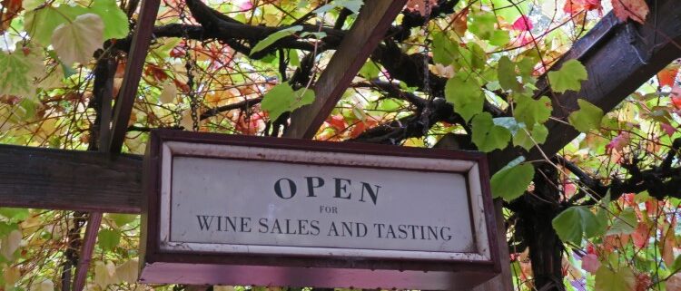 Schild mit "Open Wine Sales and Tasting" in South Australie