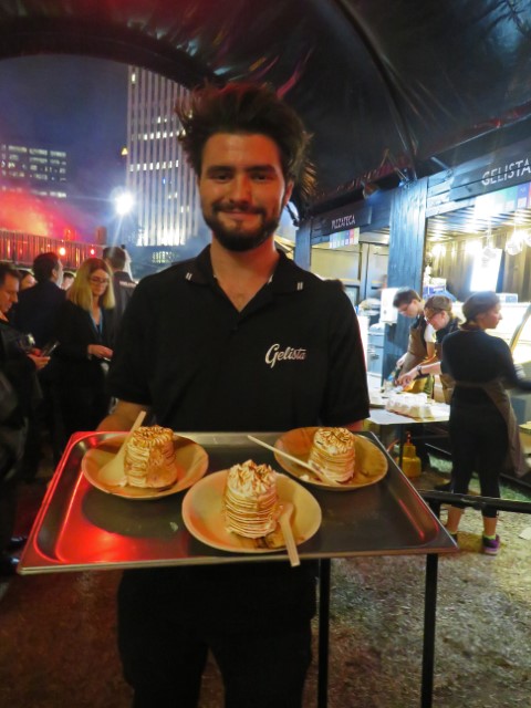 Mann mit Tablett mit 3 Küchlein auf dem Tasting Australia Festival