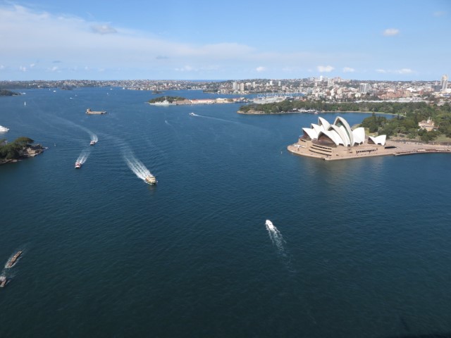 Blick von der Sydney Harbour Bridge über die Bucht und das Opernhaus