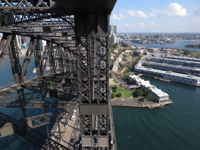 Blick während des Bridge Climb auf die Stahlträger der Brücke