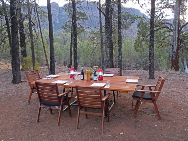 Gedeckter Tisch im Wald am Elder Camp