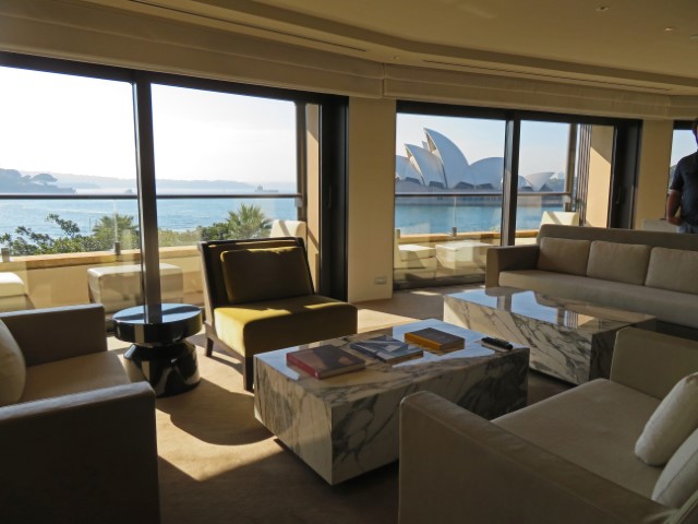 Blick aus einer Suite im Park Hyatt Sydney mit weißer Polstergarnitur und dem Opernhaus vorm Fenster