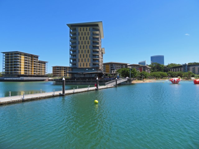 Blick auf den Hafen von Darwin mit modernen hohen Gebäuden