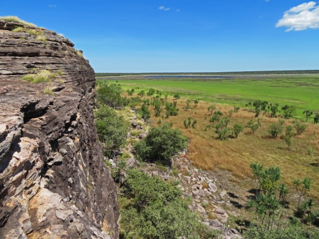 Felsen mit grünem Plateau im Kakadu Nationalpark