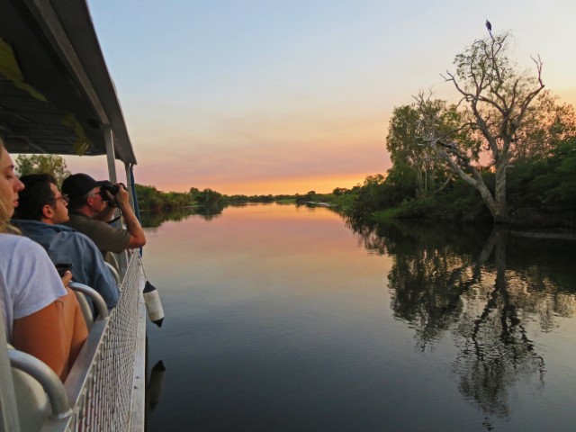 Touristen sitzen auf einem Boot des Yellow River Water Cruise in fahren in den Sonnenaufgang