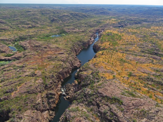 Katherine River von oben, umgeben von wilder grün-gelber Landschaft