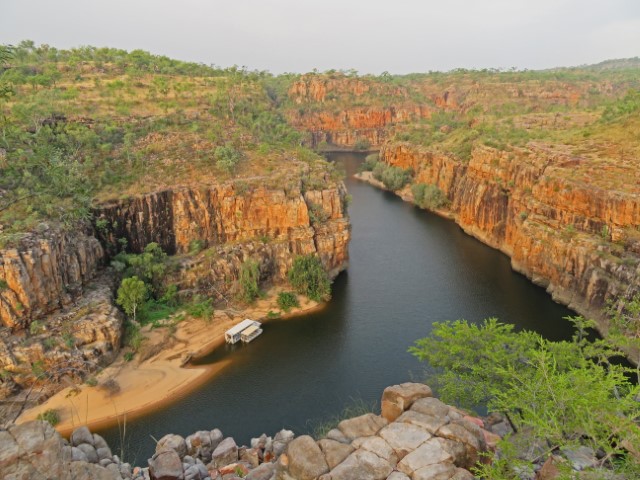 Pat’s Lookout mit Blick auf den Katherine River mit einem Strand, Boot und hohen roten Felswänden