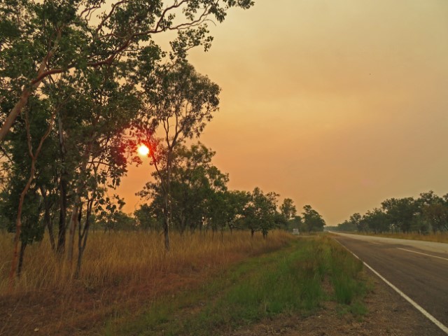 Sonne am dunstigen Himmel während eines Buschfeuers