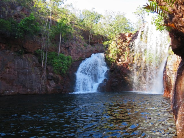 Wasserfall stürzt sich von Felsen in ein Becken