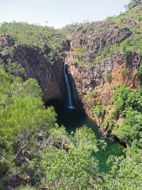 Blick von oben in eine Schlucht mit Wasserfall