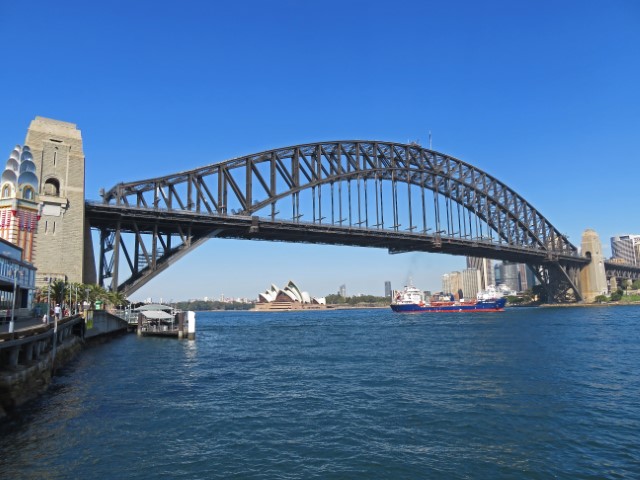 Blick auf die Harbour Bridge und dahinter das Opernhaus von Sydney