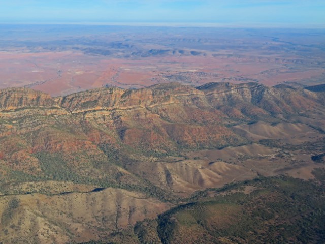 Blick aus dem Flugzeug auf die Wildnis aus Flesen und Grün bei Hawker