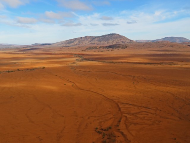 Blick auf rote Wüstenlandschaft mit Bergen an den Flinders Ranges in Australien