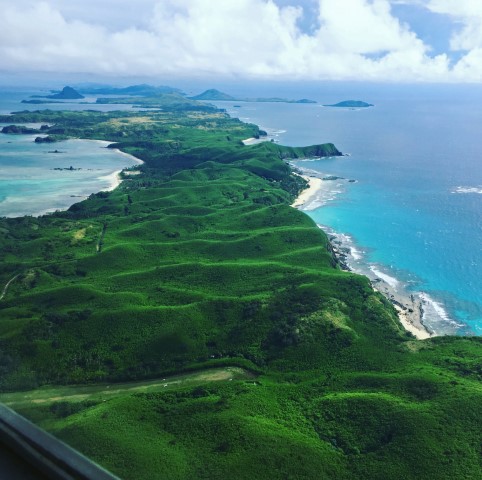 Yasawa Island aus der Luft mit grünen rollenden Hügen im türkisfarbenen Meer