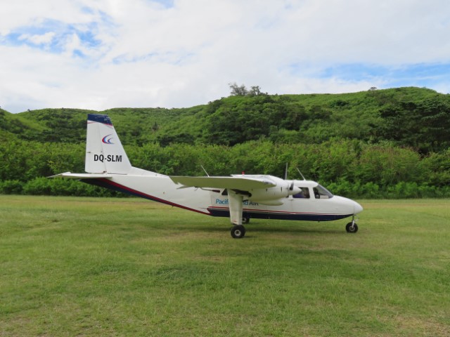 Kleiner weißer Jet, der zum Yasawa Island Resort & Spa fliegt