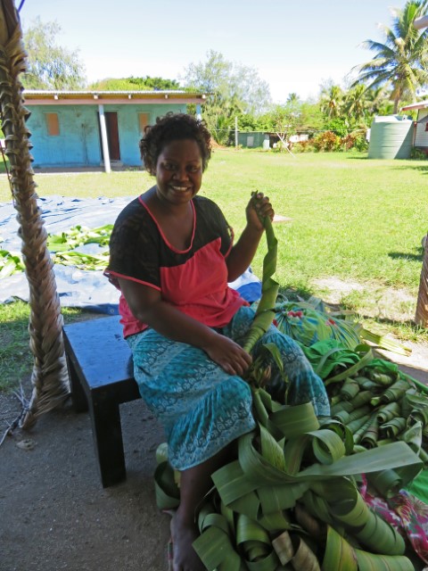 Frau auf Yasawa Island arbeitet an Früchten und lächelt