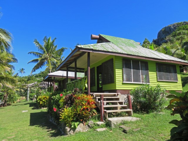 Grünes Holzhaus der Naqalia Lodge