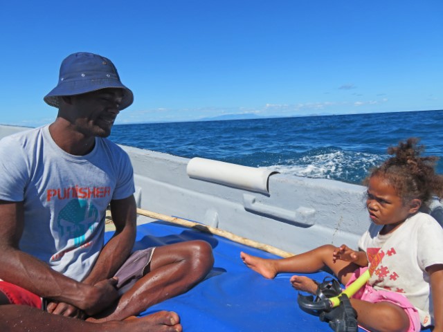 Mann und Tochter auf einem Boot in Fidschi