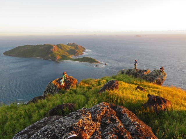 Sonnenuntergang von einem Felsen auf Wayasewa