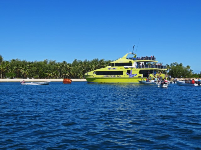 Gelbes Boot in blauem Meer, das die Touristen zu den Inseln bringt