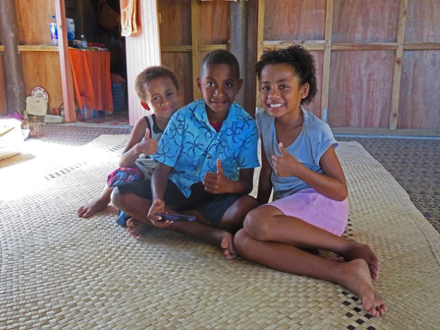 Drei Kinder machen Daumen hoch Symbol auf Nacula Island