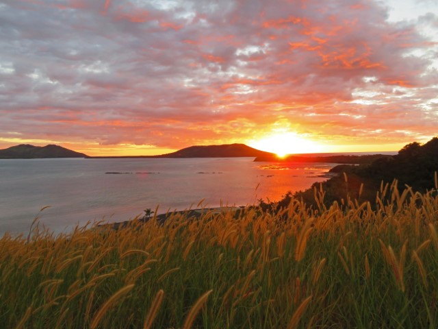 Sonnenuntergang auf Nacula Island, davor Farne