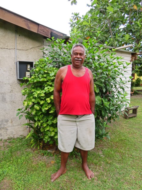 Chief vom Dorf auf Nacula Island mit rotem Hemd und Shorts