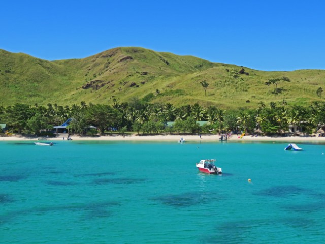 Türkisfarbenes Meer und grüner Hügel einer Insel auf Fidschi