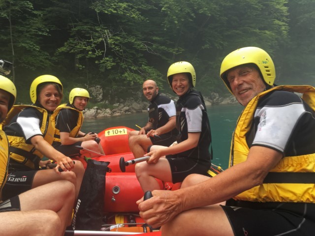 Gruppe von Wildwasserfahrern im Boot auf dem Tara River