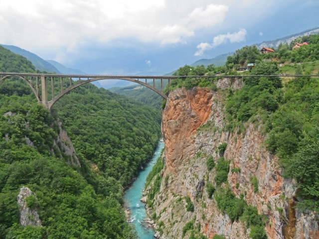 Đurđevića-Tara-Brücke in Montenegro zwischn Felswänden, grünen Bergen und dem türkisfarbenen Fluss tief unten