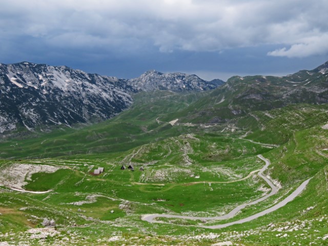 Dunkle Wolken über den Bergen am Durmitor Ring, doch die Landschaft erstrahlkt Grün