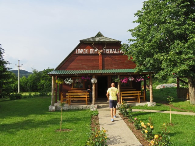 Hölzernes traditionelles Restaurant Lovački Dom in Trebaljevo