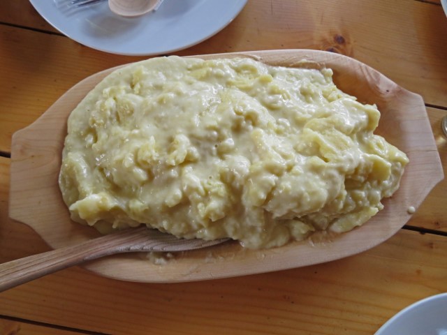 Kačamak, montenegrinische Polenta aus Mais- oder Weizenmehl und einem speziellen Käse