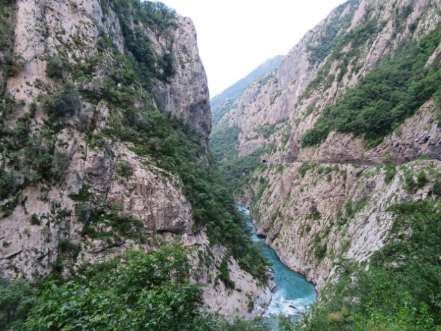 Blick in den Mrtvica-Canyon, eine tiefe felsige Schlucht mit türkisfarbenem Fluss unten