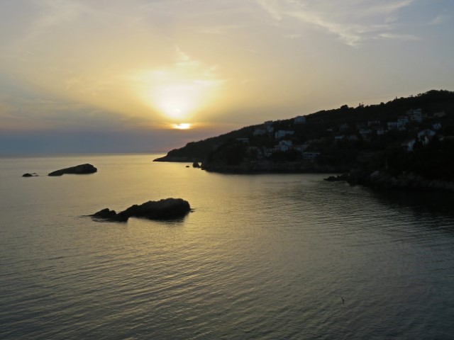 Sonnenuntergang hinter den Klippen bei Ulcinj