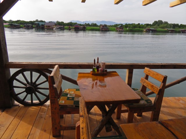 Restaurant Terrasse in Ada Bojana mit Blick übers Wasser vom Tisch