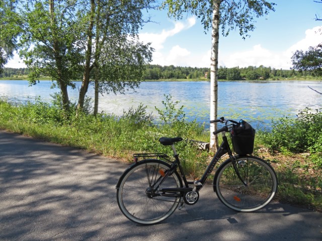 Fahrrad an einem See in Dalarna