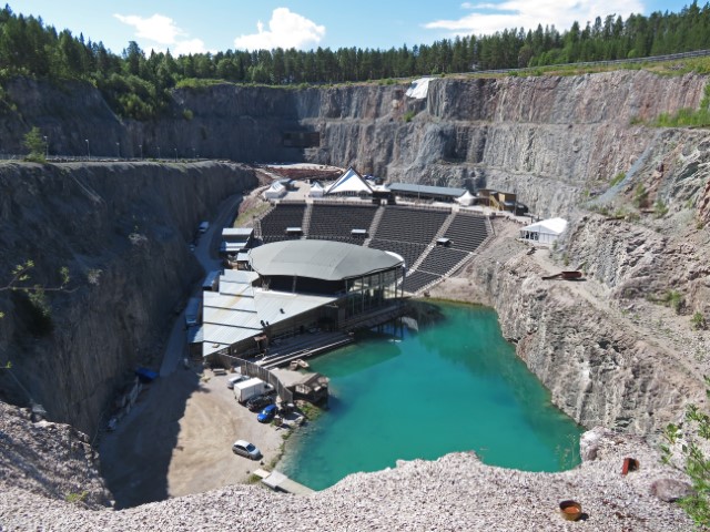 Dalhalla Freilichtbühne in einem Bergwerk mit grünem See in der Mitte