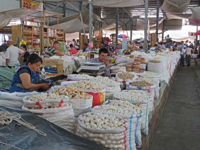 Markt in Bishkek mit Verkäuferinnen und Verkäufern am Handy